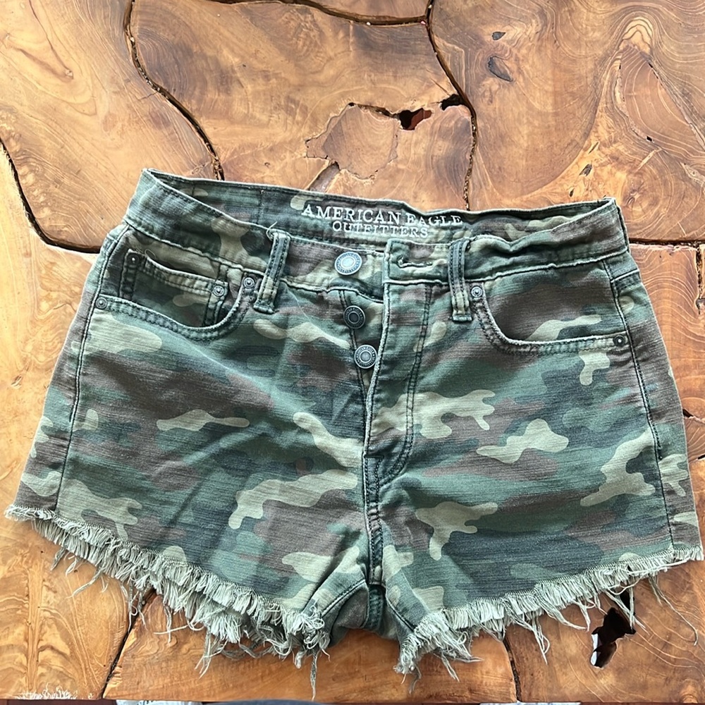 Camo American Eagle Vintage Hi-Rise shorts